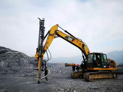 挖掘機改潛孔鉆機 礦山鉆鑿炮孔的創(chuàng)新施工方案